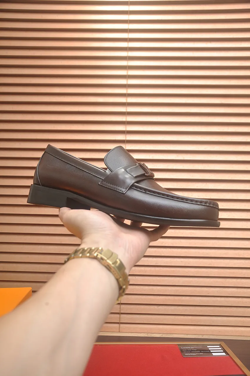 Men's men's shoes 💰540💶 [LV] (original single cowhide lining) 🍀LV's latest genuine leather business suit shoes are launched simultaneously on the official website. The first-layer cowhide imported from Italy is made of heavy gold, 💥official website 1:1 rubber outsole. Versatile to wear, high-end without losing class, and the color combination is extraordinary. This four-season style is alluring when worn on your feet, showing off your big-name flair. Standard code 39-45 (45 customized)